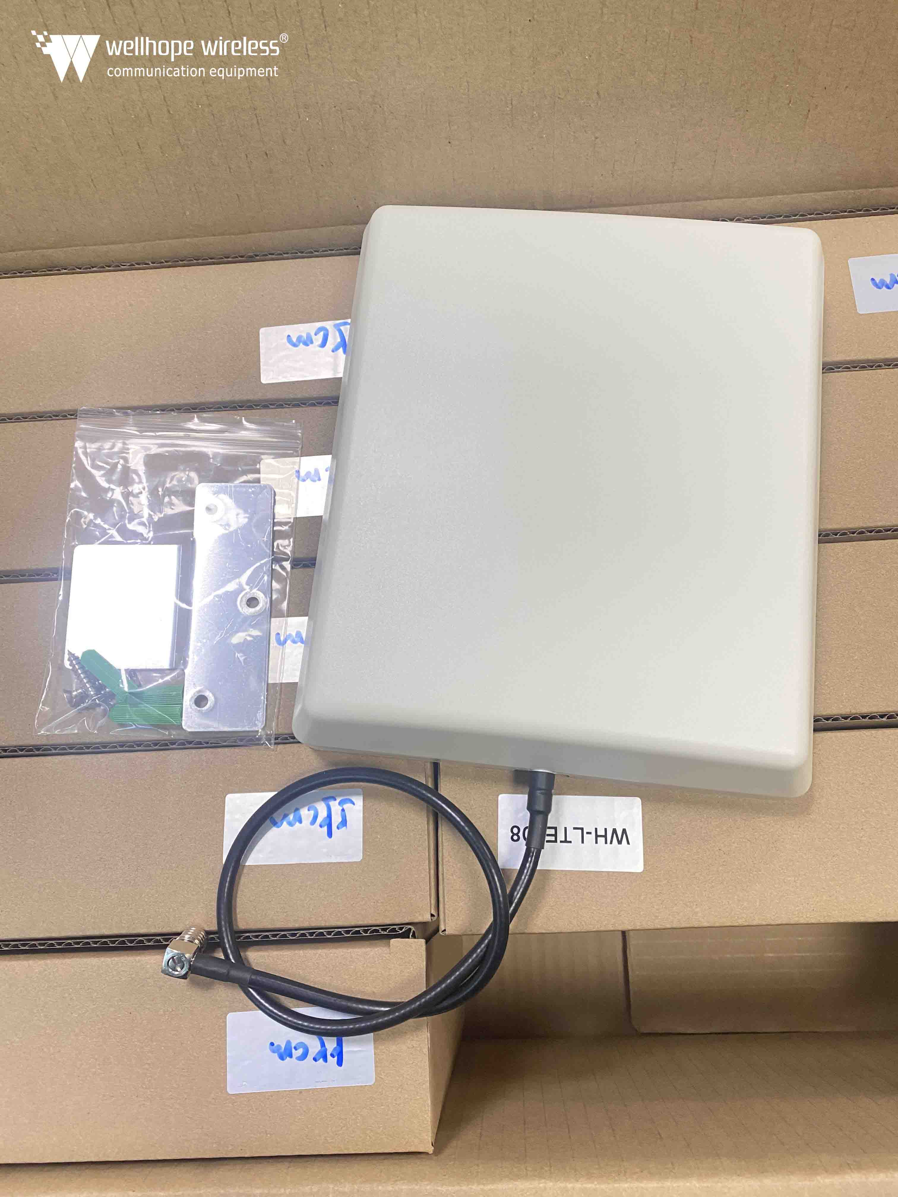 2021-11-22 4G patchpaneel antenne R223 kabel QMA connector WH-LTE-D8 zijn gereed