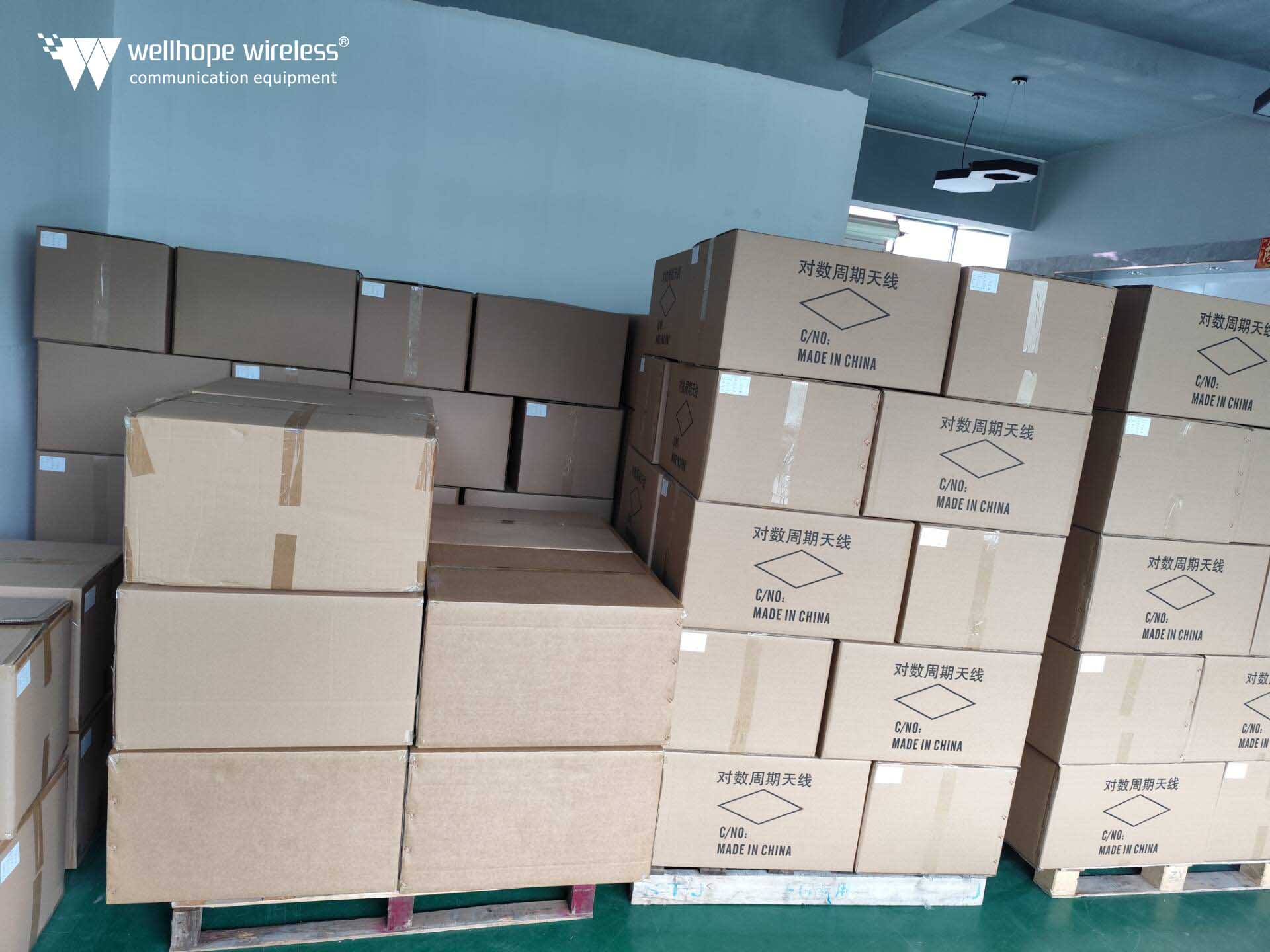 2024-12-12 5G 400-7000MHz paneelantenne WH-5G-CD15X2 100PCS en 5G omni antenne WH-5G-MM6X2 op schip