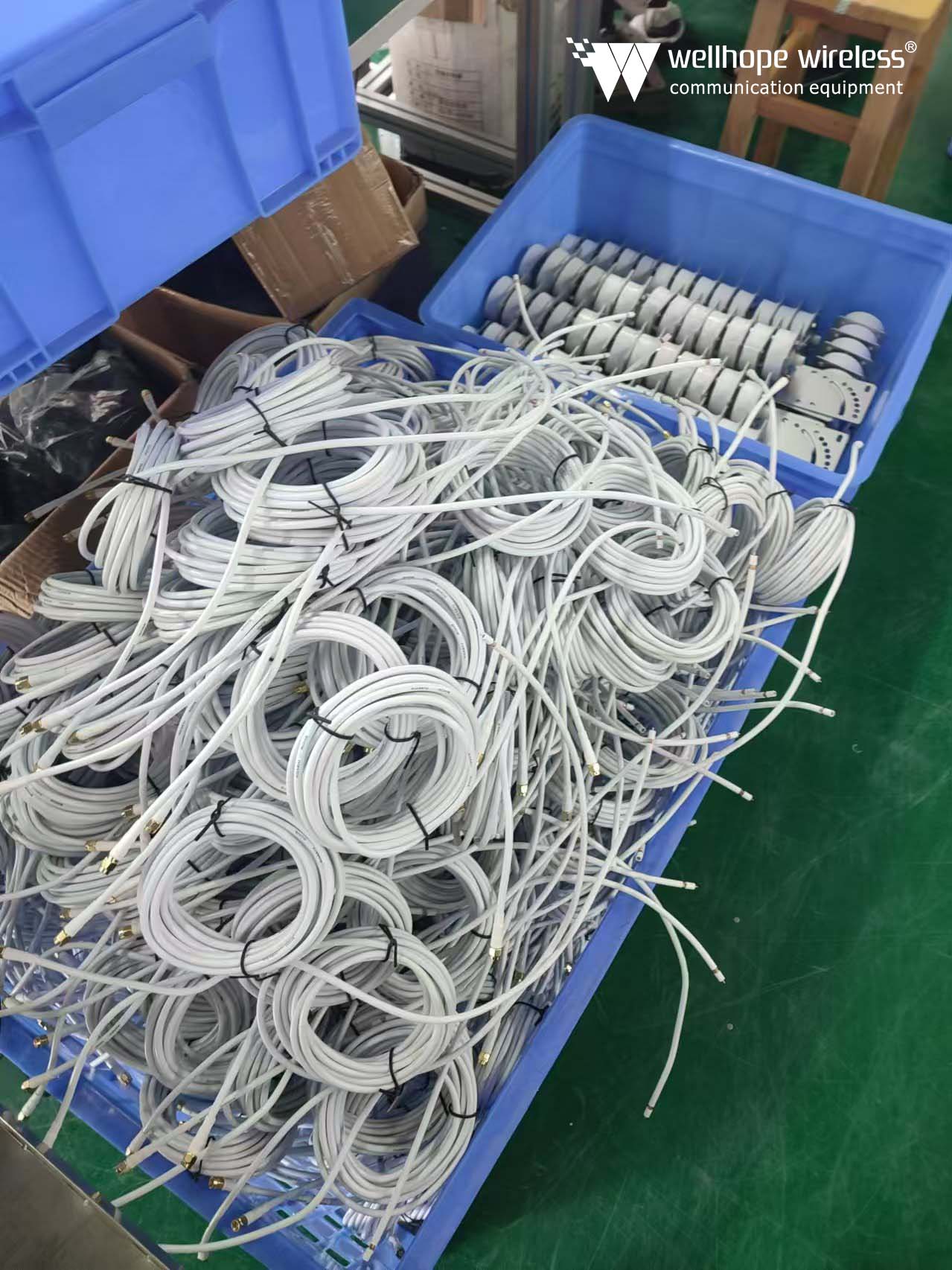 2024-9-11 5G 698-3800MHz omni antenne WH-4G-MM6x2 1000PCS op proces